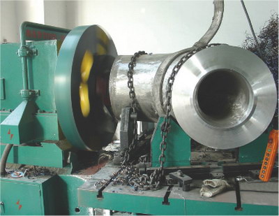 Automatic bevelling machine dressing a pipe end.
