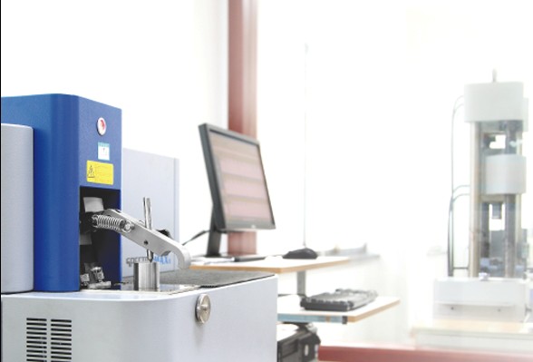 Stationary metal analyzer in the laboratory.